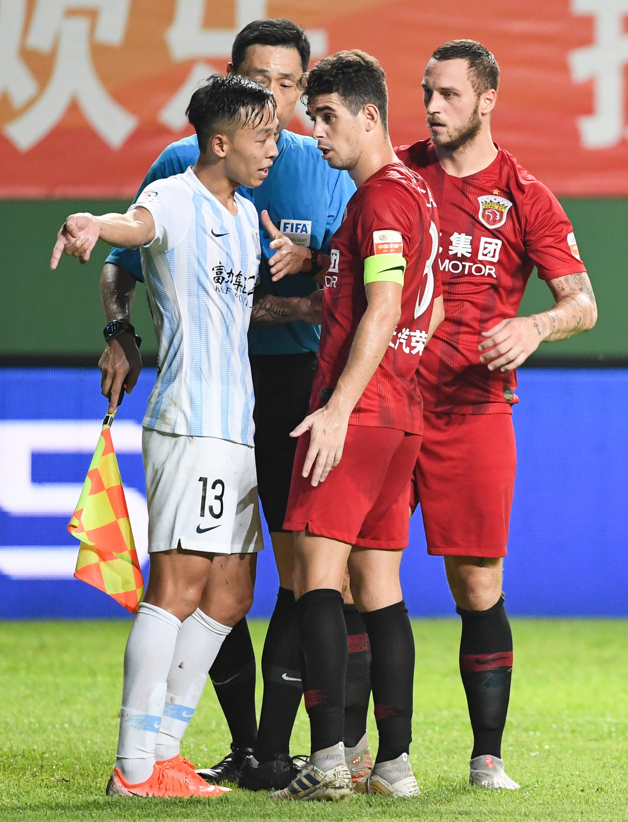 上海上港主场2-1击败广州富力,取得本赛季中超首场胜利 上海上港主场2-1击败广州富力,取得本赛季中超首场胜利