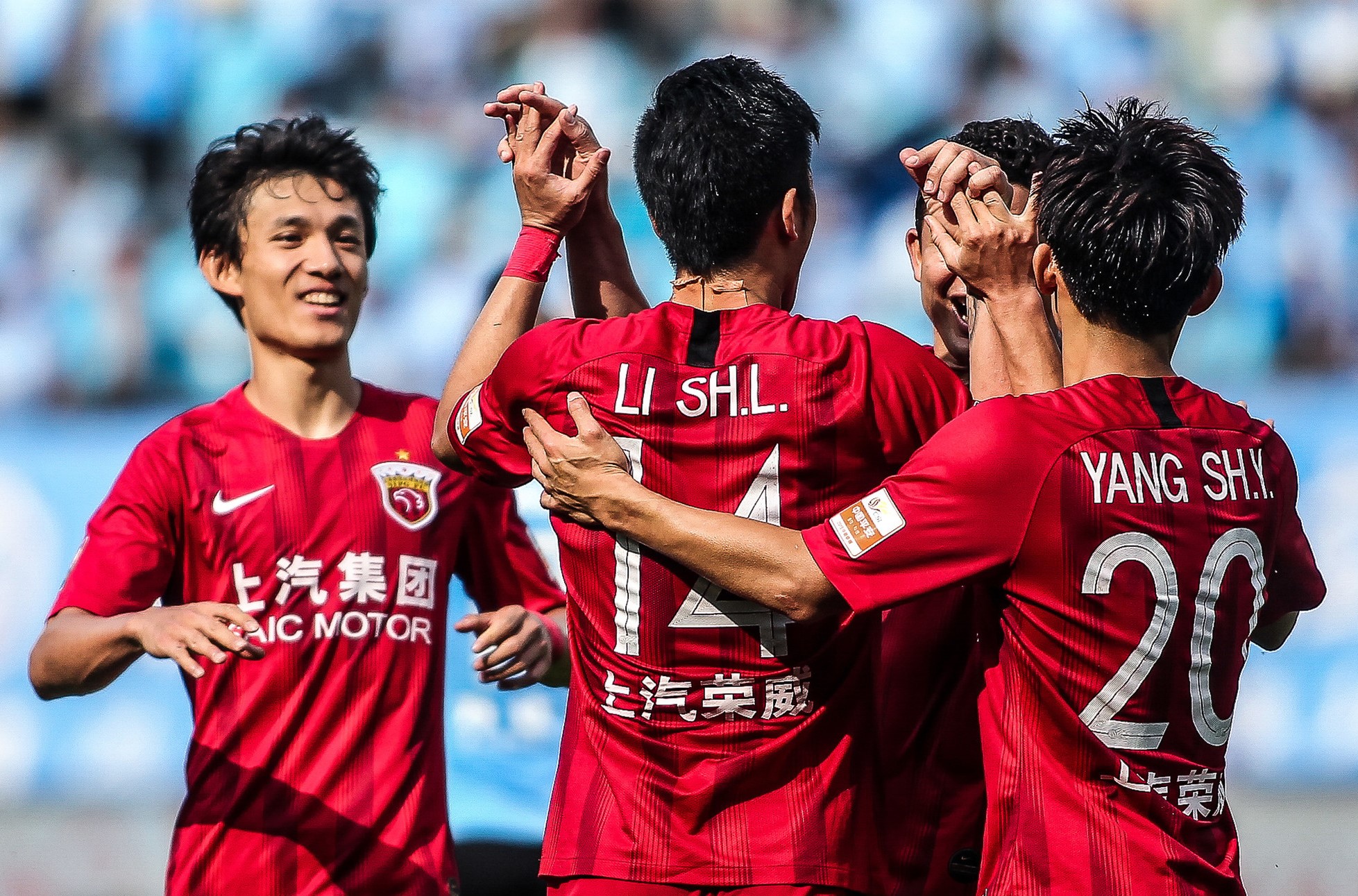 上海上港主场2-1击败广州富力,取得本赛季中超首场胜利 上海上港主场2-1击败广州富力,取得本赛季中超首场胜利