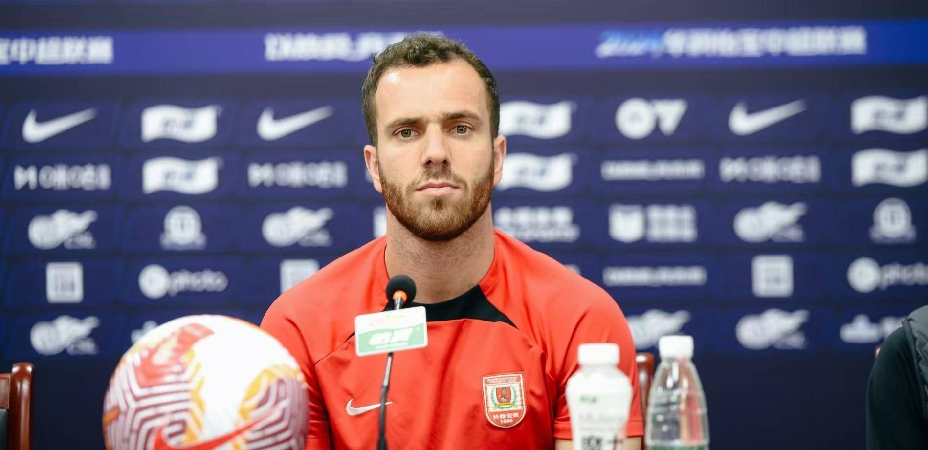 球队新签约球员引发外界关注,势必提升实力 球队新签约球员引发外界关注,势必提升实力