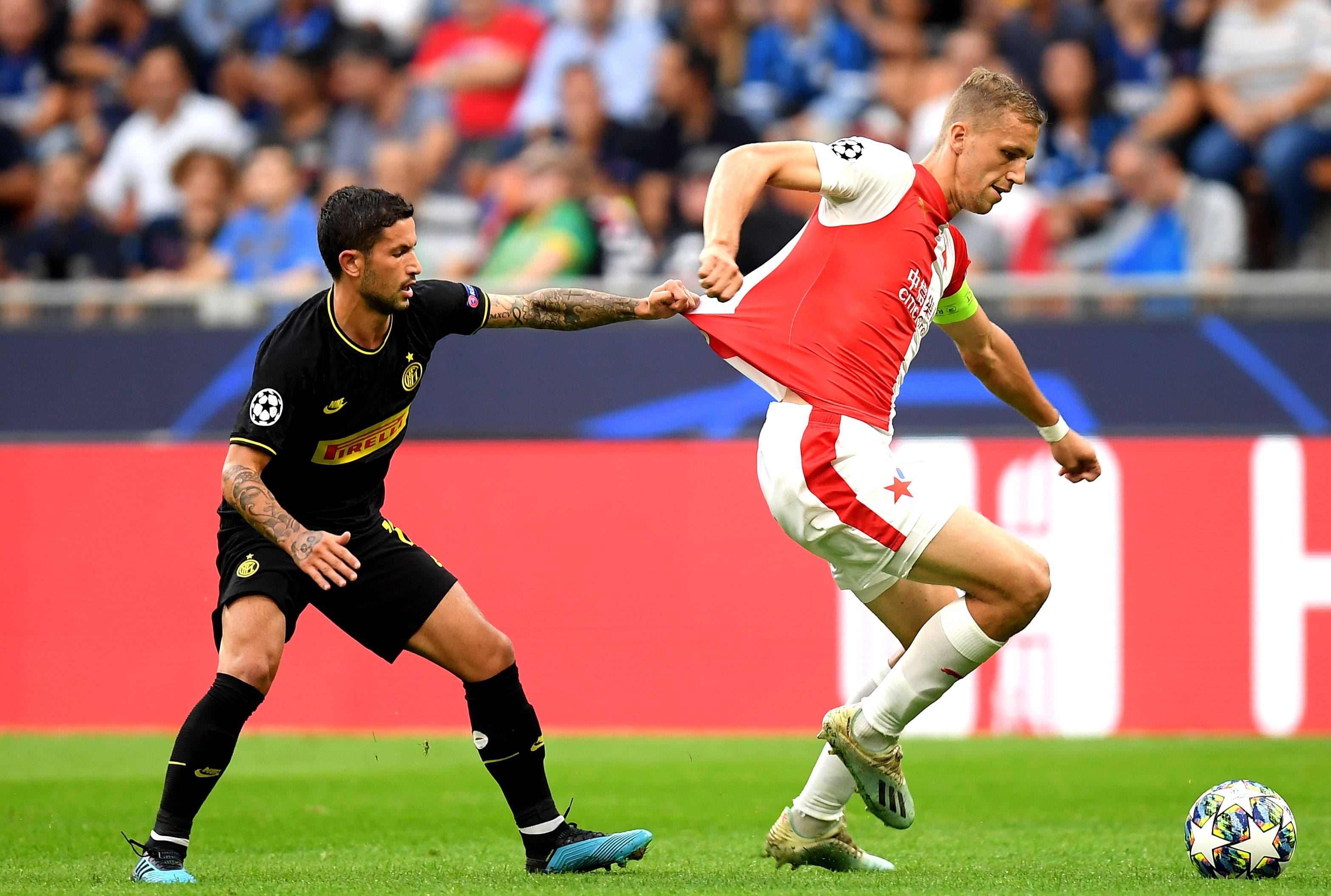 里尔主场击败沙尔克，实现胜利