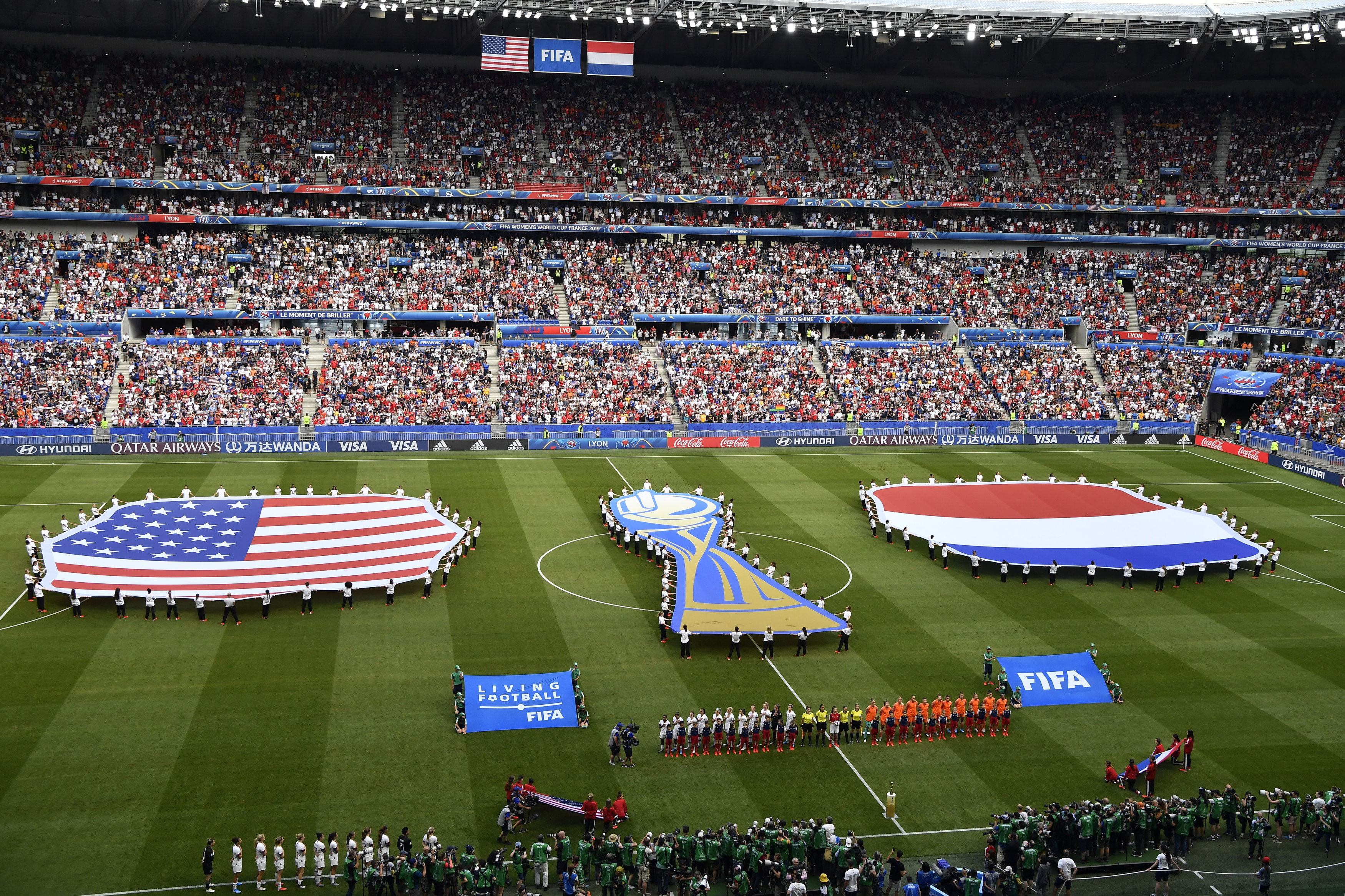 荷兰女足在对抗中获得胜利，斗志高涨