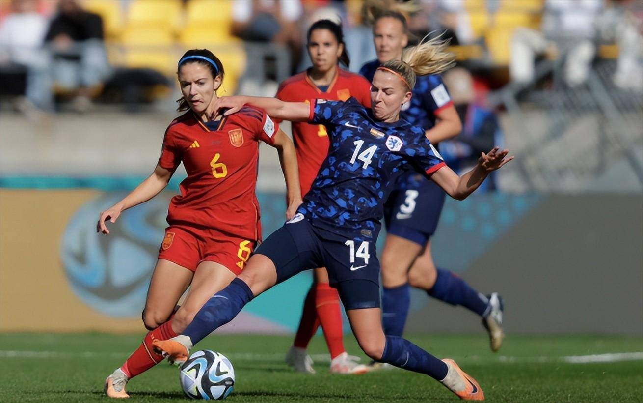 荷兰女足在对抗中获得胜利，斗志高涨