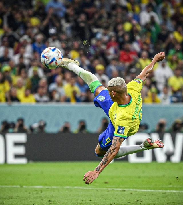 热刺前锋单刀破门，为球队在英格兰足球比赛中取得胜利的简单介绍