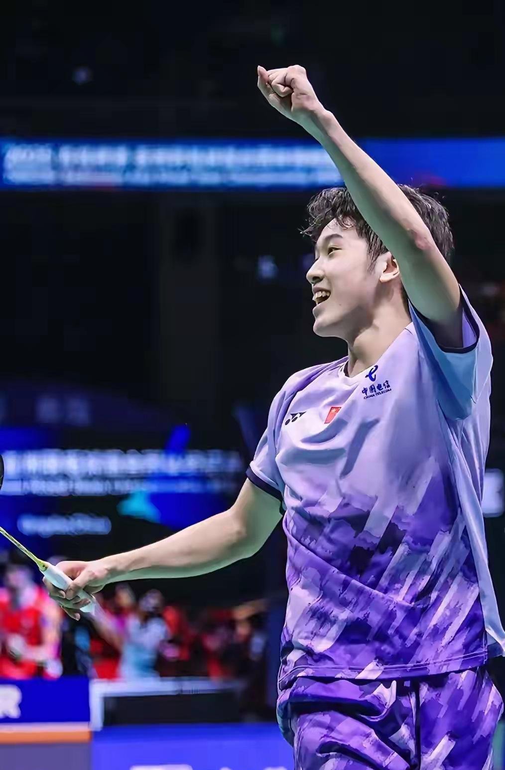 硬汉风采!球员奋力拼搏为球队争取胜利 硬汉风采!球员奋力拼搏为球队争取胜利