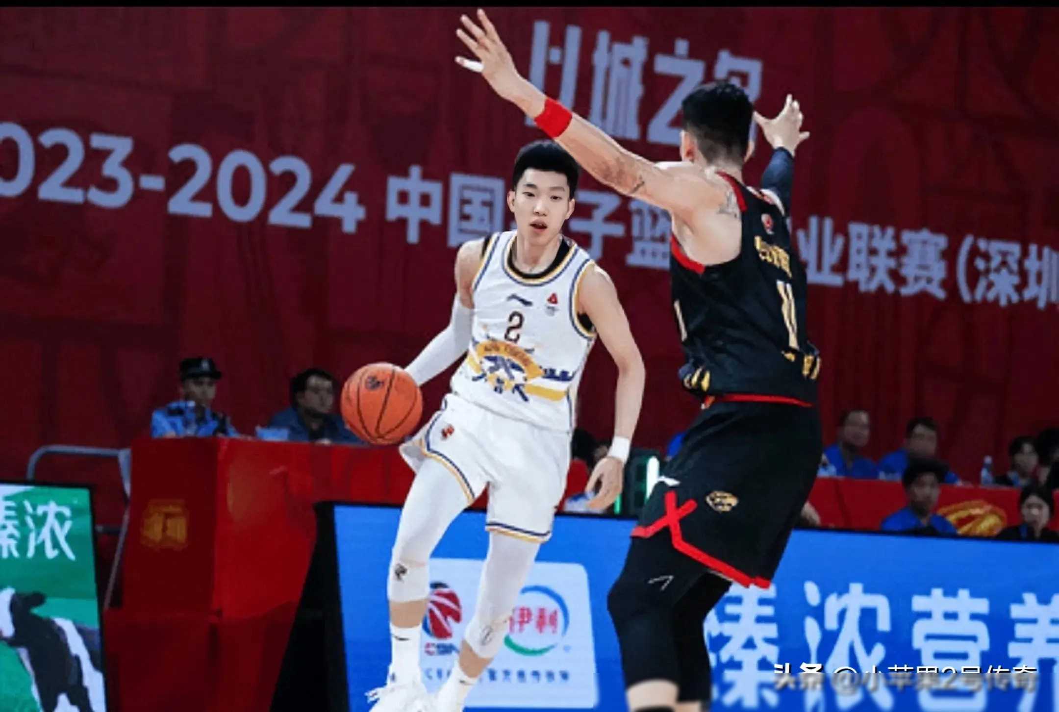 关于深圳男篮在比赛中展现强大实力，迎来胜利的信息