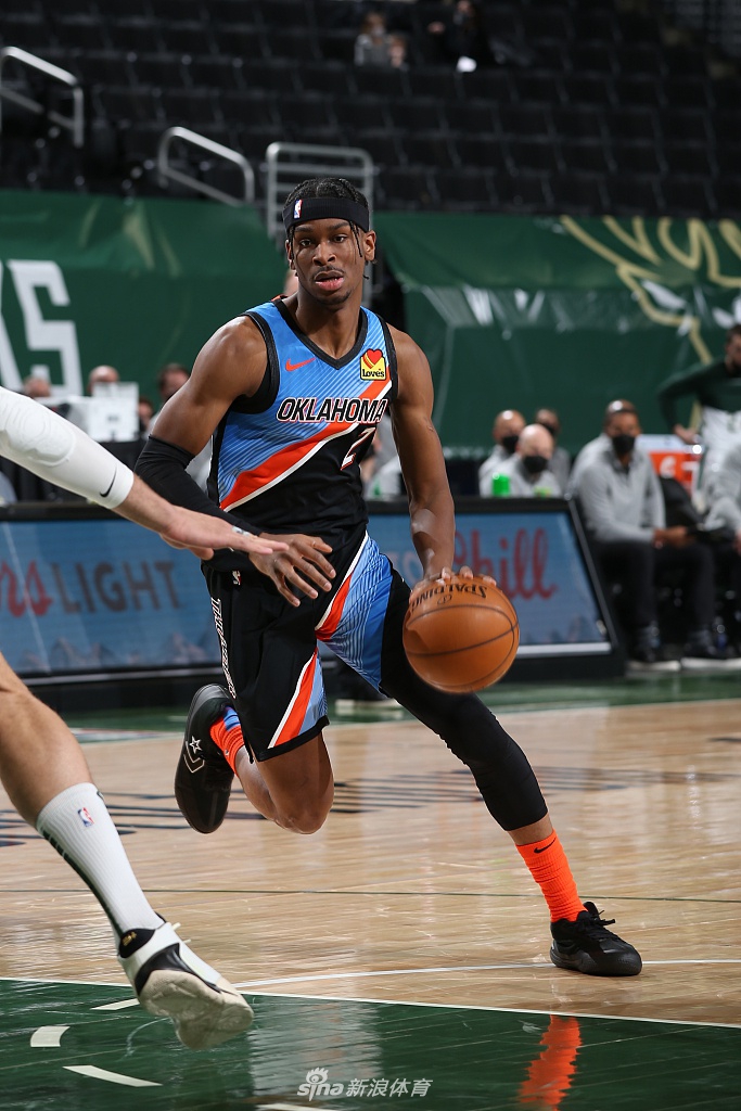 雄鹿横扫雷霆领跑东区