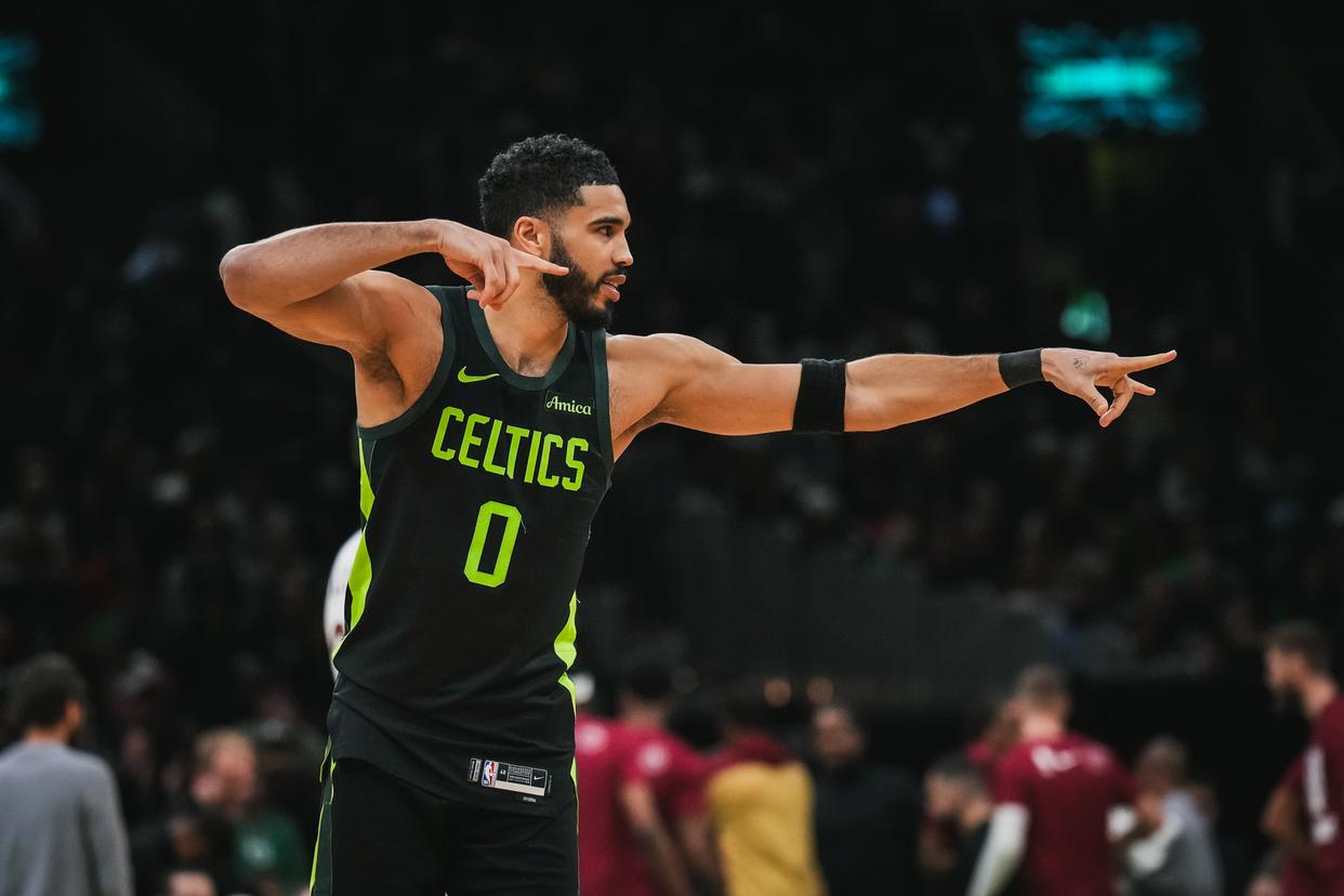 绿军险胜76人,塔图姆绝杀压哨球 绿军险胜76人,塔图姆绝杀压哨球