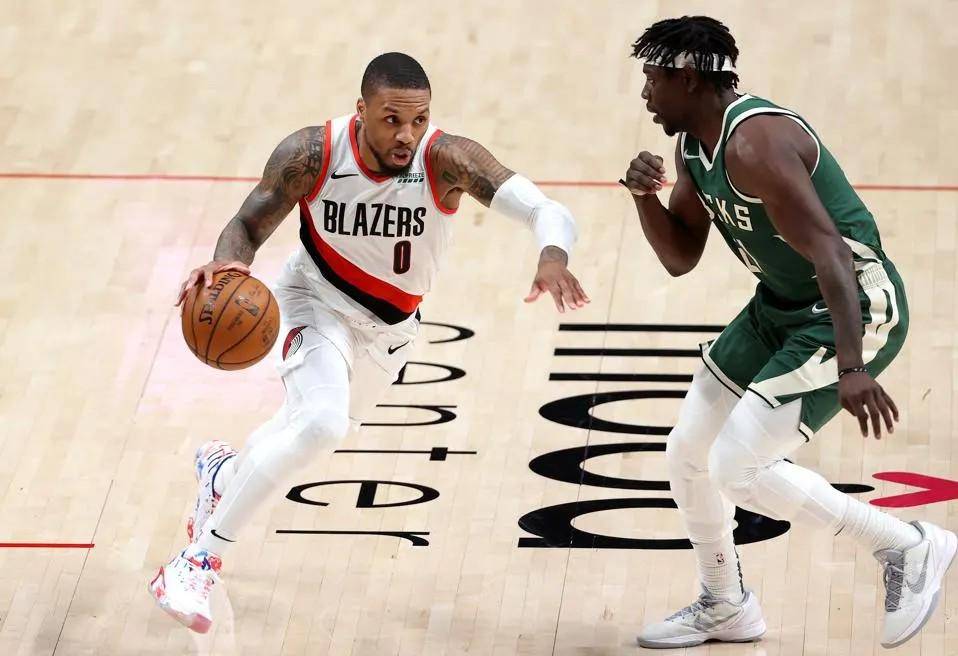 开拓者艰难胜骑士，利拉德强硬突破拉开比分差距