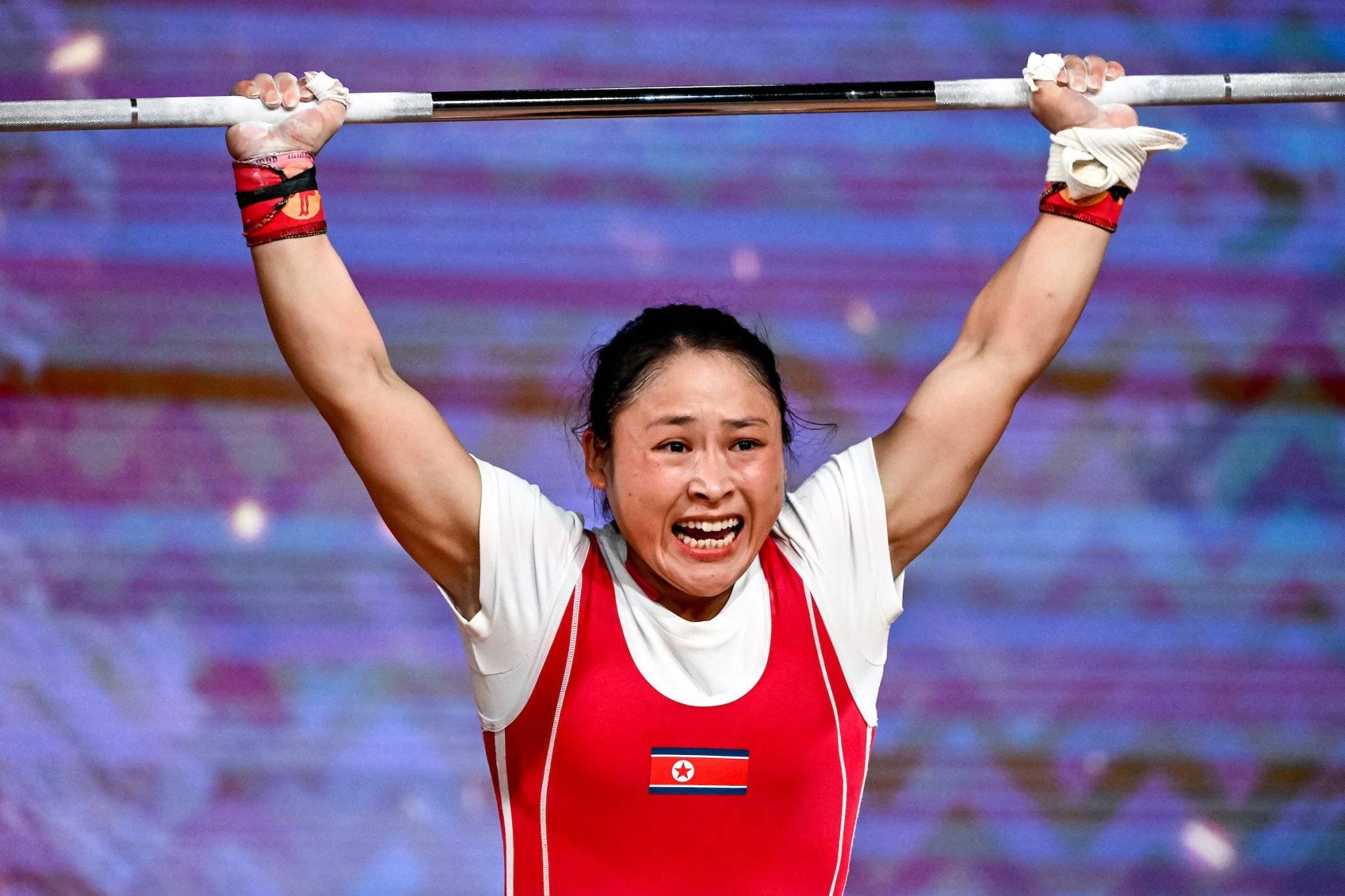 关于女子举重比赛封闭，中国选手力压群雄夺冠的信息