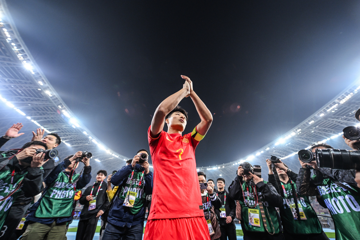 力挽狂澜！球员们在比赛中奋勇拼搏