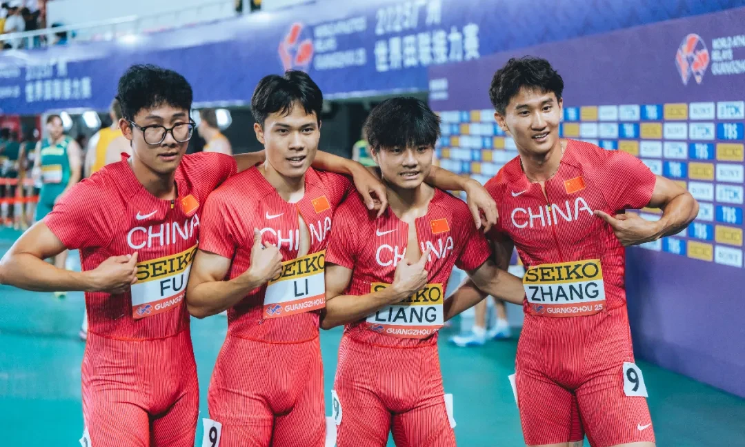 力挽狂澜！球员们在比赛中奋勇拼搏